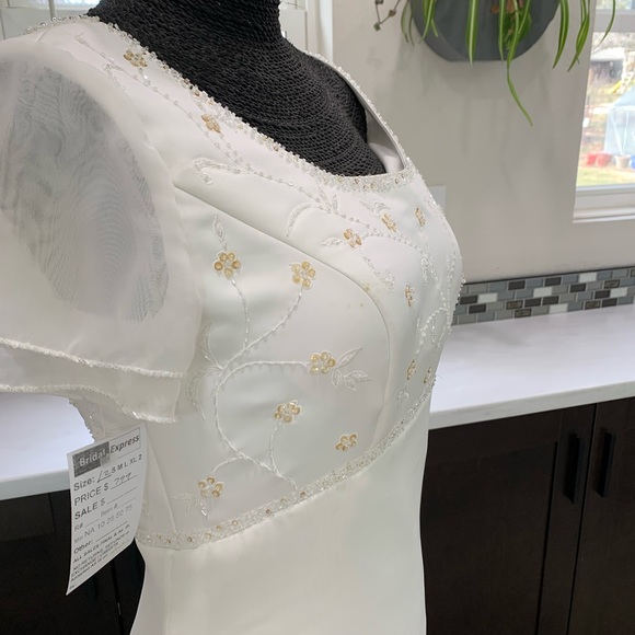 🚫SOLD🚫Modest White Tiered Wedding Gown Sz 12 - Picture 7 of 12